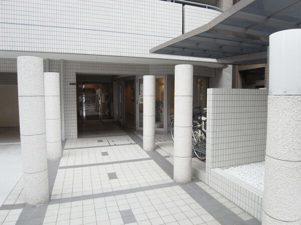 【上汐アーバンリズ】エントランス前 【上汐アーバンリズ】エントランス前