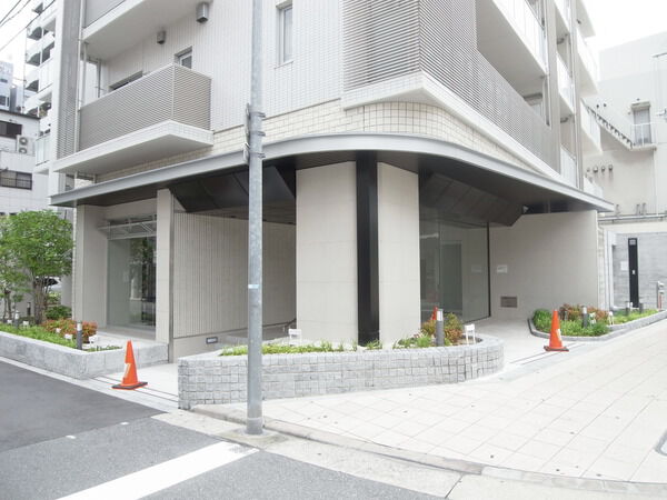 【ドゥーシェ天王寺烏ヶ辻】エントランス前