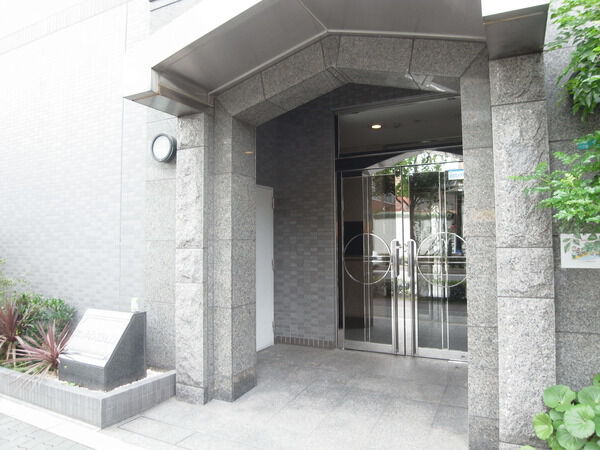 【フロラシオン昭和町駅前】エントランス前