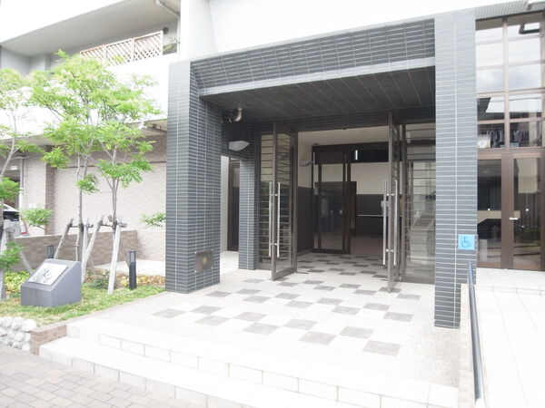 【リビオ阿倍野文の里】エントランス前