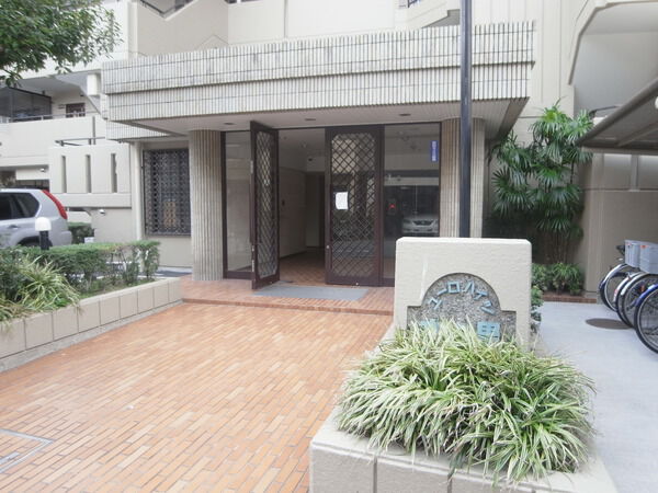 【ユーロハイツ文の里】エントランス前