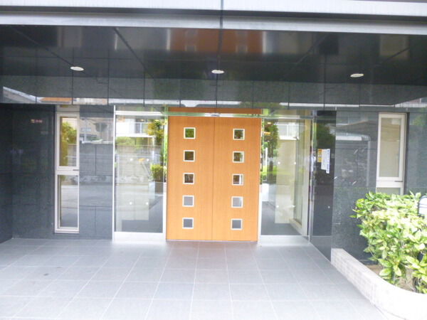 【ジオグランデ帝塚山】エントランス前