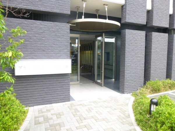 【ブランズ帝塚山万代池公園】エントランス前