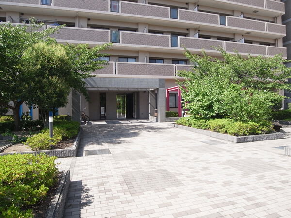 【ファミール北加賀屋こもれびの街】エントランス前