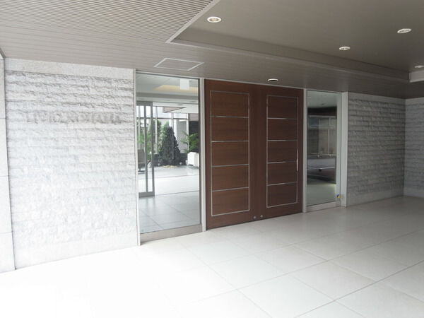 【リビオ粉浜】エントランス前 【リビオ粉浜】エントランス前