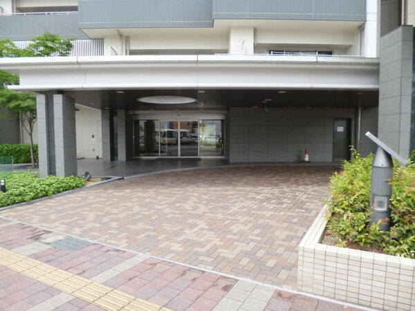 【シャリエパークナード南草津】車寄せ 【シャリエパークナード南草津】車寄せ