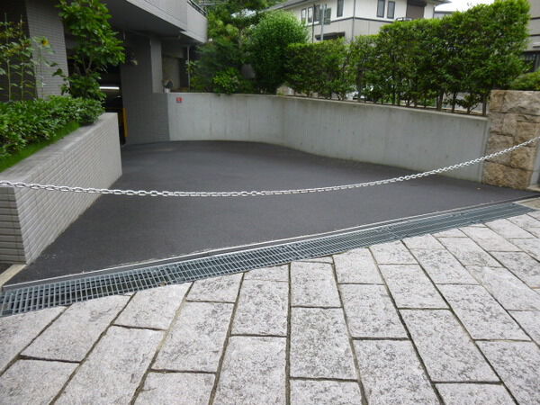 【ステイツ夙川北名次町】駐車場入口 【ステイツ夙川北名次町】駐車場入口