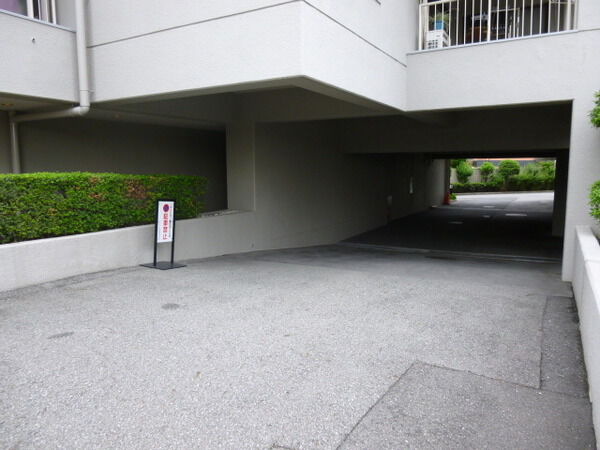 【フォルム苦楽園】駐車場部分