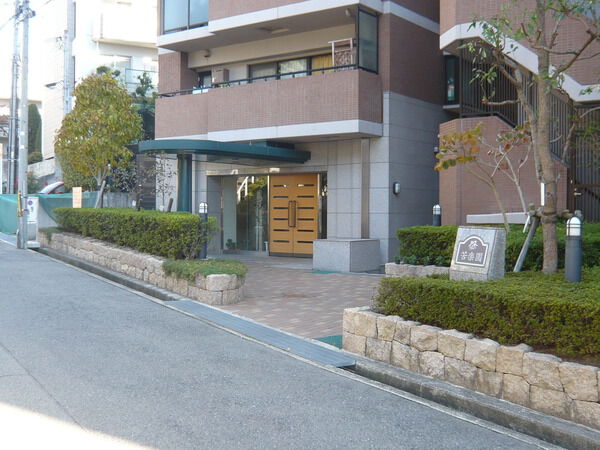 【ルネ苦楽園フォレストコート】マンション出入口 【ルネ苦楽園フォレストコート】マンション出入口
