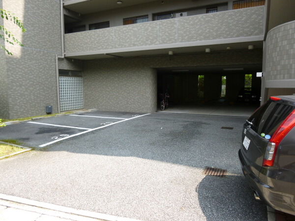 【アーバンビュー夙川】駐車場入口 【アーバンビュー夙川】駐車場入口