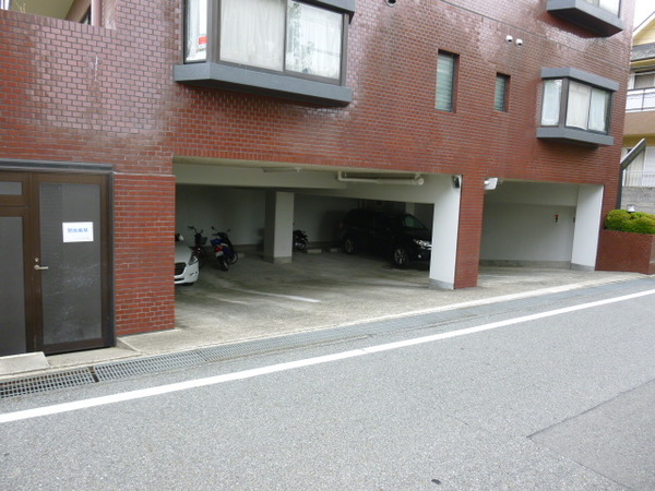 【ライオンズマンション夙川】敷地内屋内駐車場 【ライオンズマンション夙川】敷地内屋内駐車場
