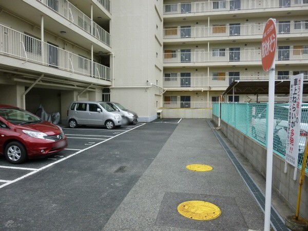 【夙川台マンション】敷地内駐車場 【夙川台マンション】敷地内駐車場