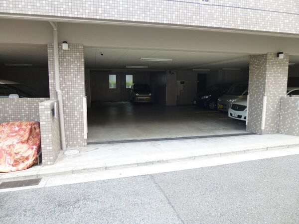 【ワコーレアベニュー灘】駐車場出入り口