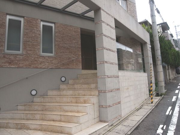 【パレ六甲篠原】エントランス前