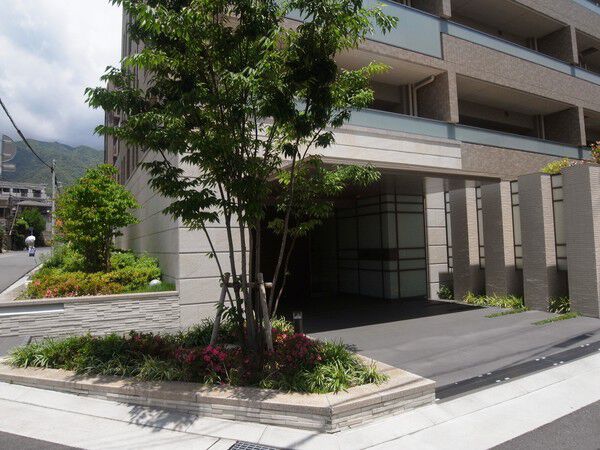 【ウェリス六甲篠原】エントランス前 【ウェリス六甲篠原】エントランス前