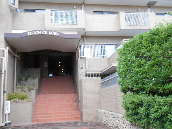 【レジオン王子公園】エントランス前 【レジオン王子公園】エントランス前