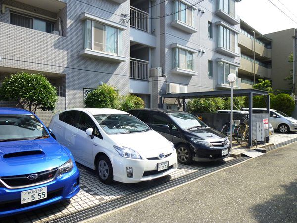 【王子公園シティハウス】駐車場