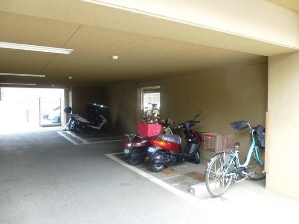 【リベール神戸灘弐番館】駐輪場