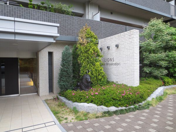【ライオンズ灘都通】エントランス付近