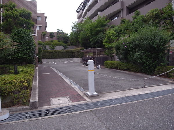 【ファミール住吉川】マンション敷地内