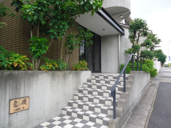 【グランドアーツ桜ヶ丘】エントランス