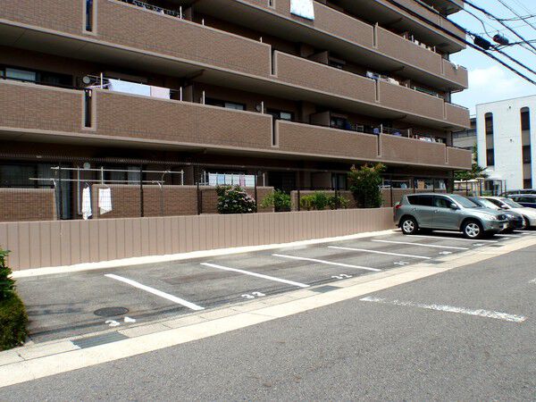 【ヴィアレ砂田橋】駐車場