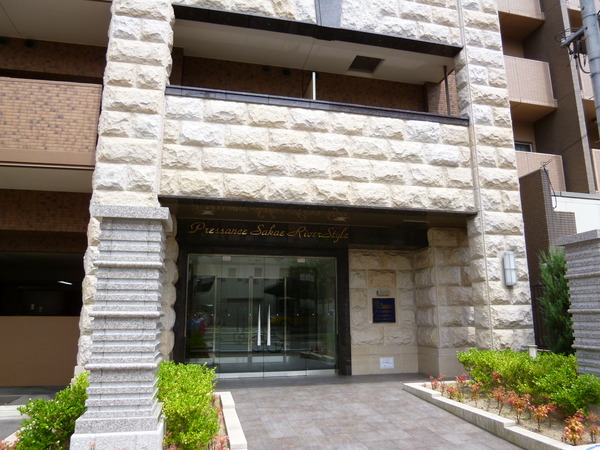 【プレサンスＳＡＫＡＥリバースタイル】エントランス