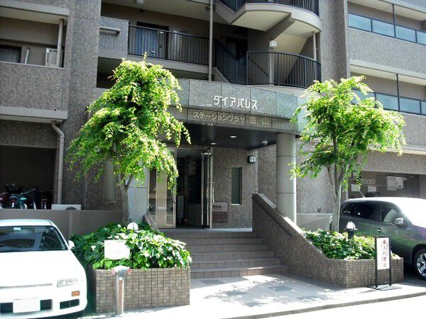 【ダイアパレスステーションプラザ金山】建物外観　1階入口