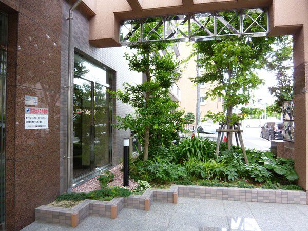 【ダイアパレス鶴舞公園西】エントランス横　植栽