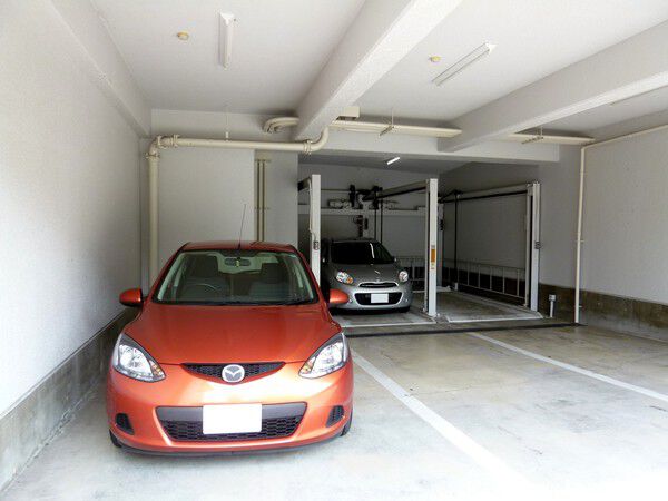 【日商岩井上前津ハイツ】駐車場