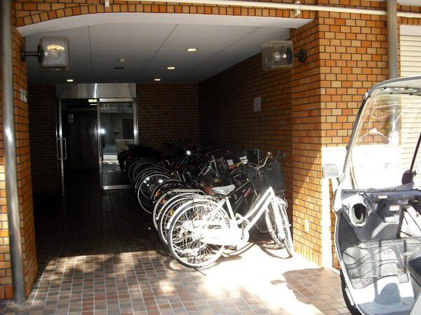 【カーサ丸の内】エントランス 駐輪場 【カーサ丸の内】エントランス 駐輪場