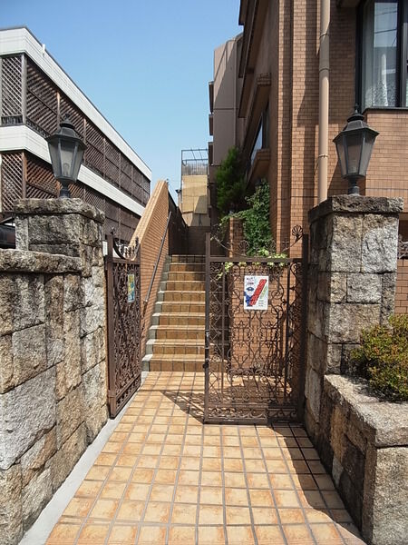 【三旺マンション第2東山公園】エントランス 【三旺マンション第2東山公園】エントランス