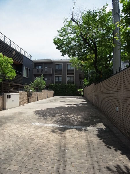 【ヴェルサイユ東山公園】エントランスアプローチ