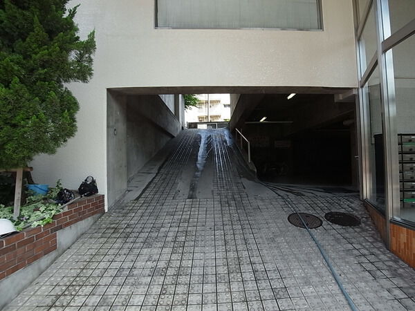 【ユニーブル星ヶ丘】駐車場アプローチ 【ユニーブル星ヶ丘】駐車場アプローチ