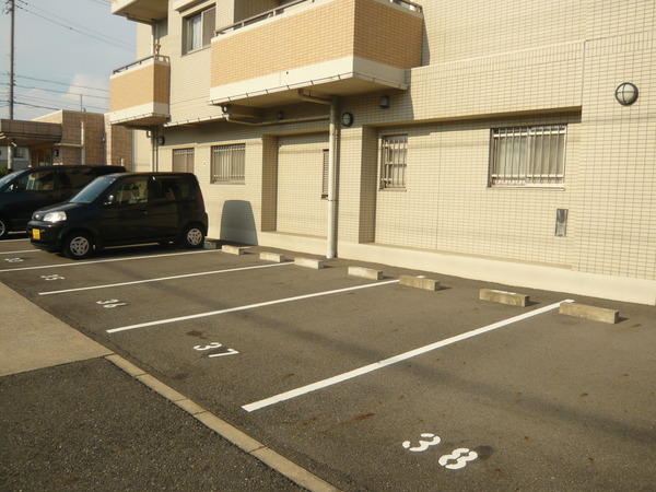 【ファミリアーレ戸田川緑地】駐車場