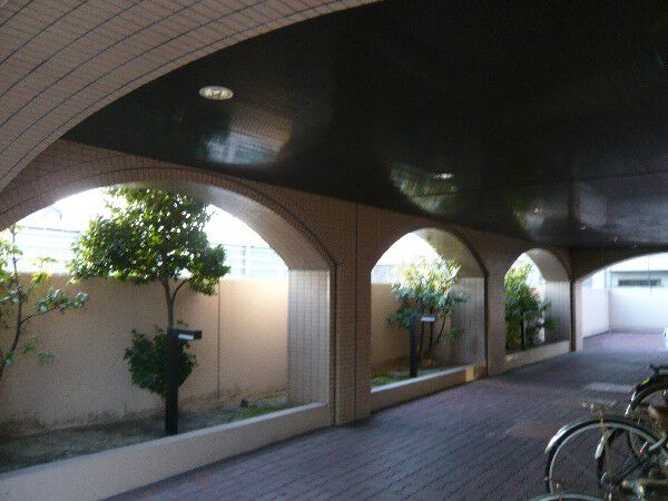 【グランドメゾン大曽根】ピロティ