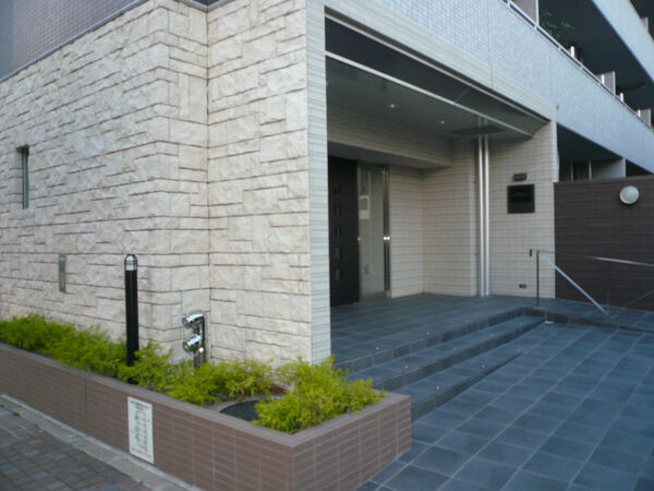 【ファミリアーレ大曽根レジデンス】外部エントランス