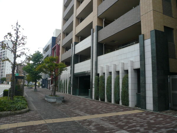 【ライオンズクラルテ大曽根】エントランス前道路風景