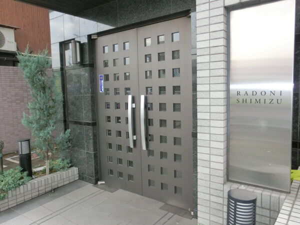 【ラドーニ清水】エントランスポーチ