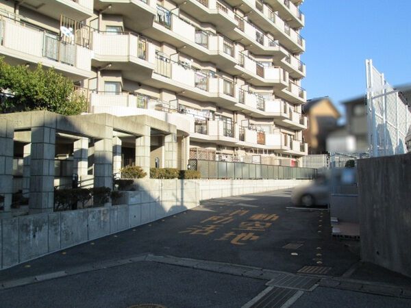 【グローリアス岡崎戸崎町】駐車場入り口