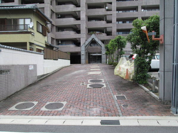 【アートハウス明大寺】アプローチ