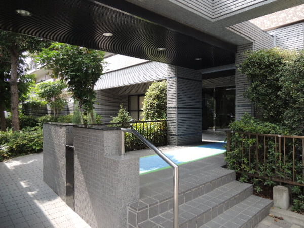 【ロイヤル植田】外観です。