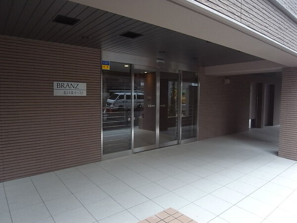 【ブランズ北24条ウエスト】エントランス