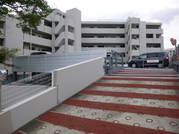 【プラウド仙台広瀬川】駐車場付近