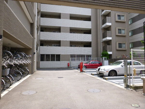 【プラウド支倉丁】駐車場付近