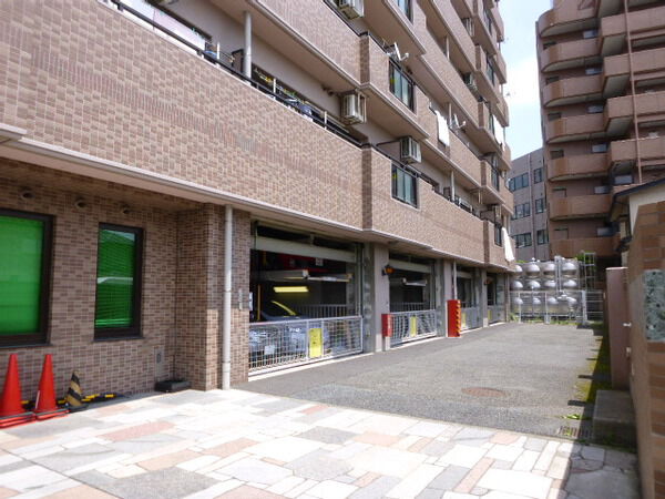 【ロイヤルパレス支倉】駐車場付近