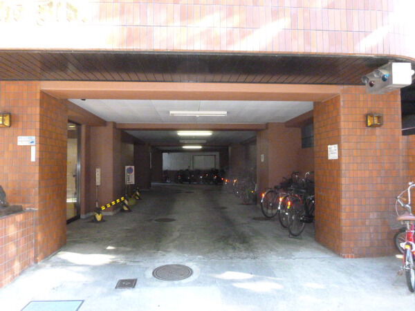 【ライオンズプラザ本町ビル】駐車場付近