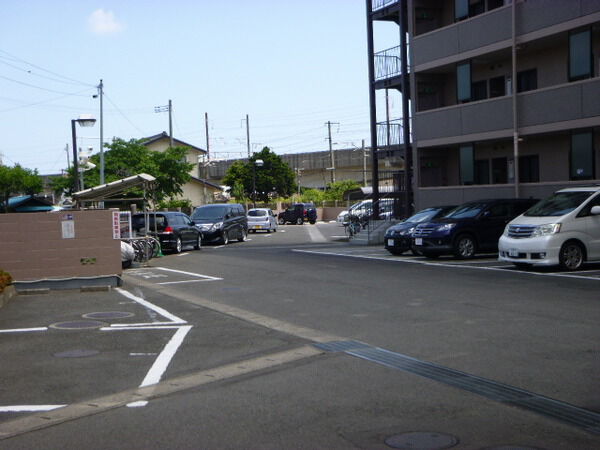 【ファミリエール宮城野東館】駐車場付近 【ファミリエール宮城野東館】駐車場付近