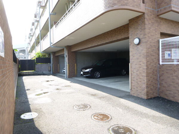 【ライオンズマンション小田原一丁目】駐車場付近
