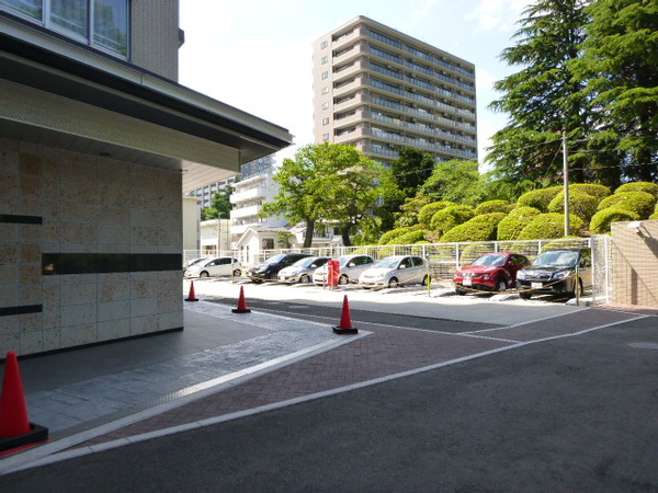 【ライオンズタワー榴岡公園桜美邸】駐車場付近